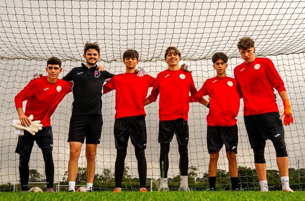 Grupo de porteros con su entrenador especialista