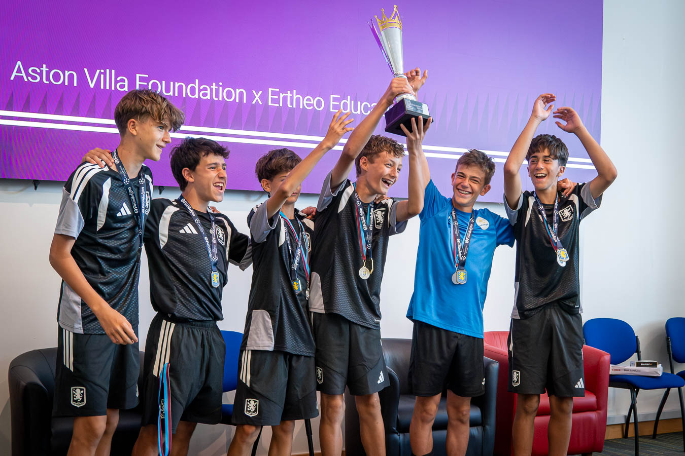 Jugadores levantando el trofeo del torneo Aston Villa Foundation