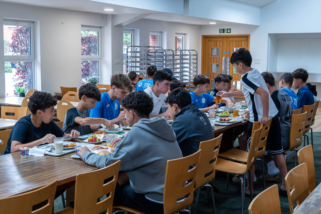 Desayuno de los participantes en el comedor del campus