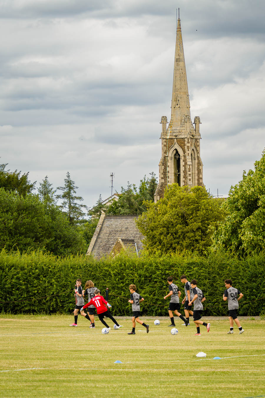 Entrenamiento en los campos de Oakham con la iglesia al fondo