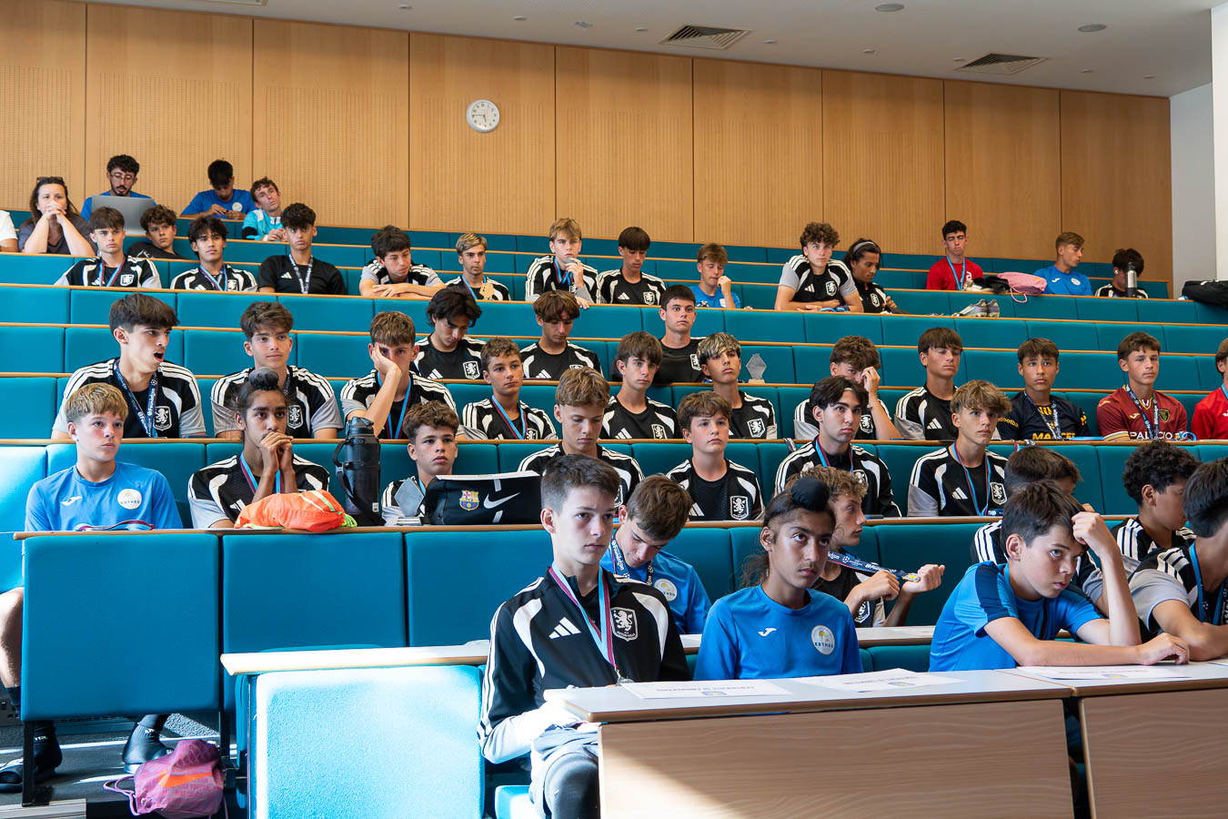 Charla formativa en el aula magna de Oakham School