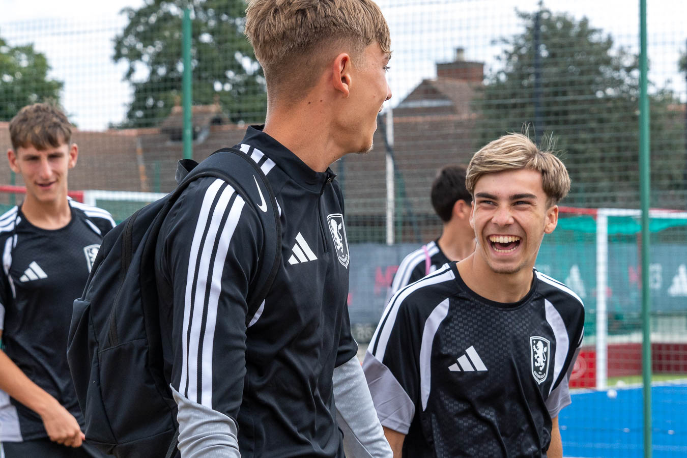 Jugadores sonriendo antes del entrenamiento con Aston Villa