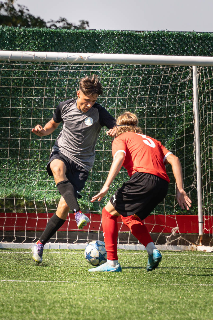 Duelo entre dos jugadores en un partido del campus