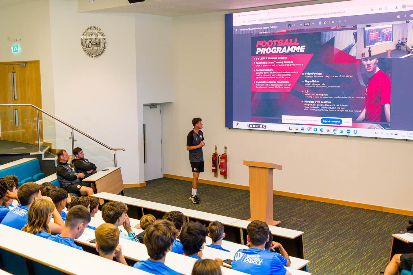 Sesión teórica de análisis en el aula magna de Oakham