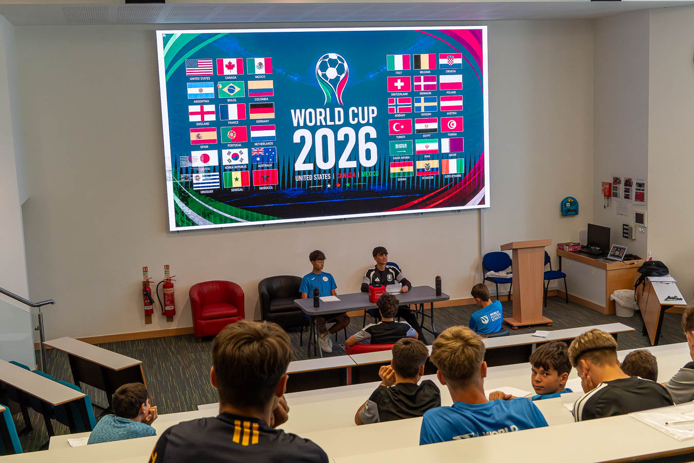 Rueda de prensa en inglés durante el campamento